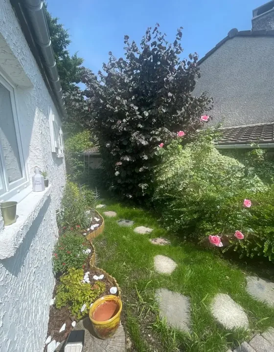 Jardin fleuri et paisible devant la maison